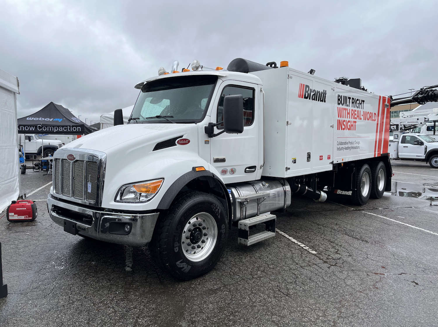The HX090 can be mounted on Peterbilt and Kenworth chassis.