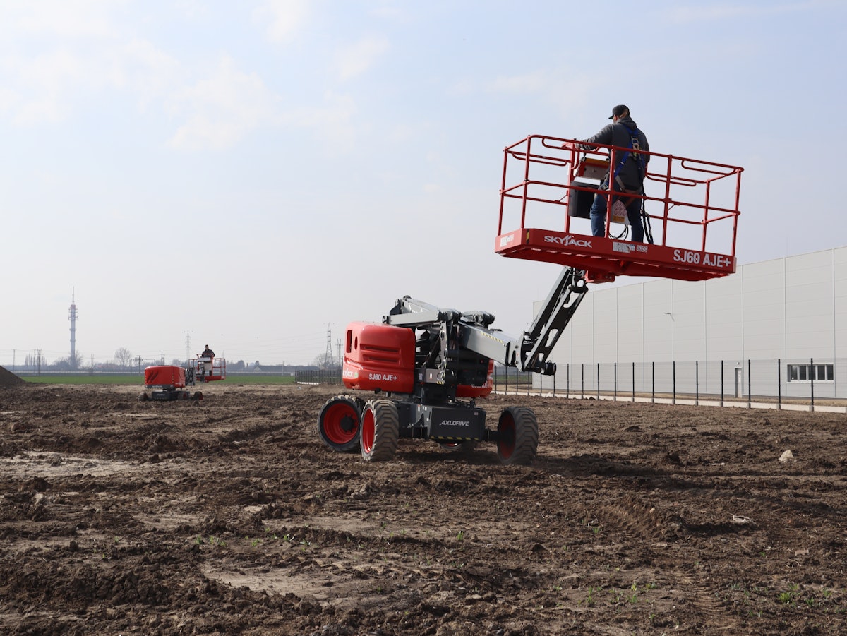 Skyjack Reveals New All-Electric and Hybrid Rough-Terrain Articulated Boom Lifts