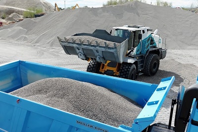 A Liebherr L 566 H loads a hydrogen-powered Mercedes-Benz Arocs from Daimler.