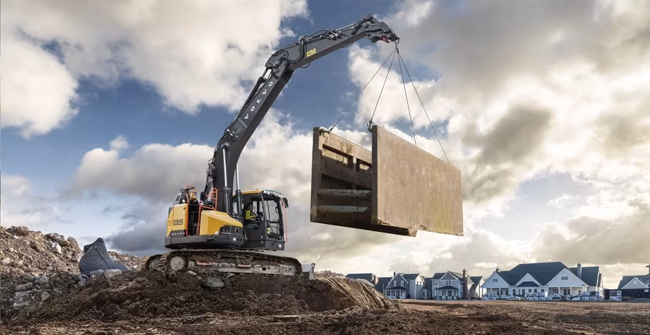 Volvo's new short-swing ECR255 gets a 7% increase in lift capacity over its predecessor.