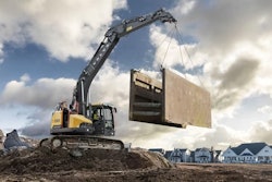 Volvo's new short-swing ECR255 gets a 7% increase in lift capacity over its predecessor.