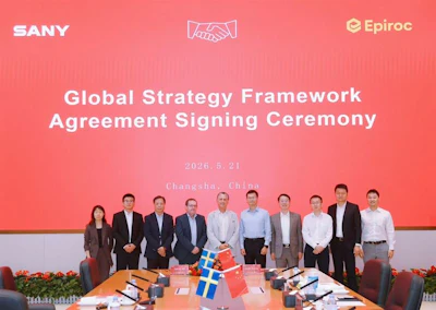At the signing ceremony. Epiroc’s José Manuel Sánchez in the middle, next to Sany’s Lihua Tang.