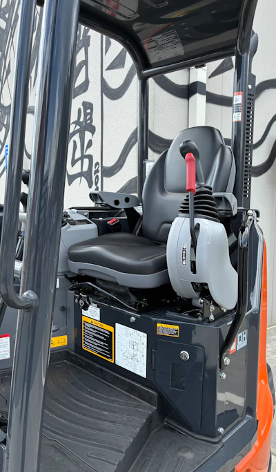 Cab on open ROPS version of XZ50U-7