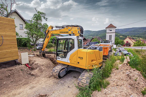 Liebherr R 915 Excavator