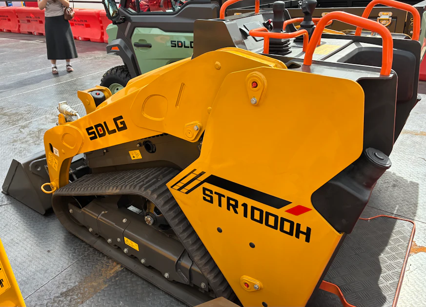 SDLG Debuts Its First Stand-On Mini Track Loader, STR1000H