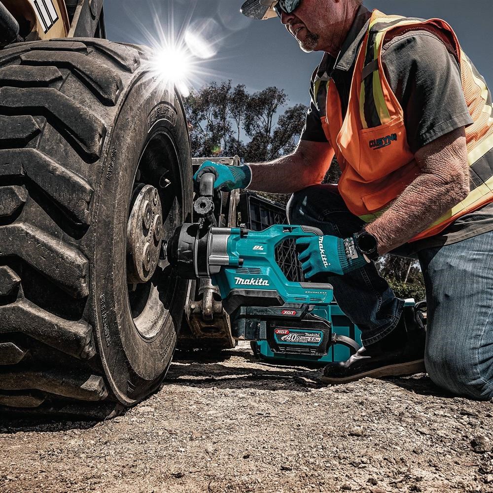 The GWT09 impact wrench, seen here, is the short-anvil variant of the existing GWT10 model.