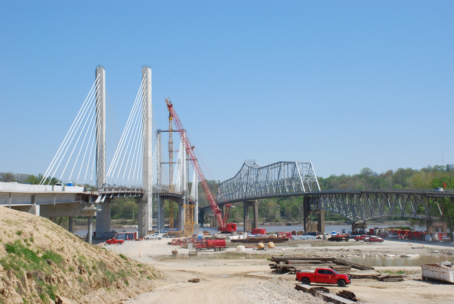The new Don Welge Memorial bridge (left) and the original Chester Bridge.
